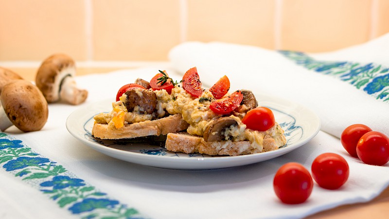 Rührei mit Tomaten und Champignons