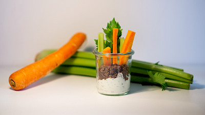Gemüsesticks mit Frischkäse-Pumpernickel-Dip