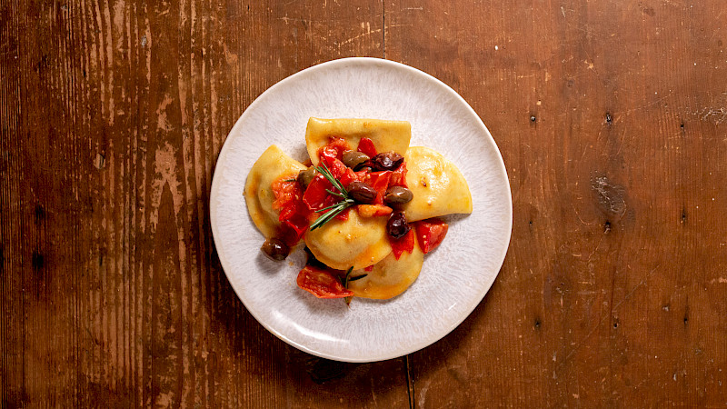 Ravioli mit Tomaten und Oliven
