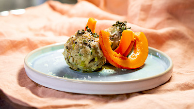 Südtiroler Pilzknödel mit Ofenkürbis und geschäumter Salbeibutter