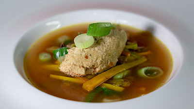 Gemüsesuppe mit Tofunocken