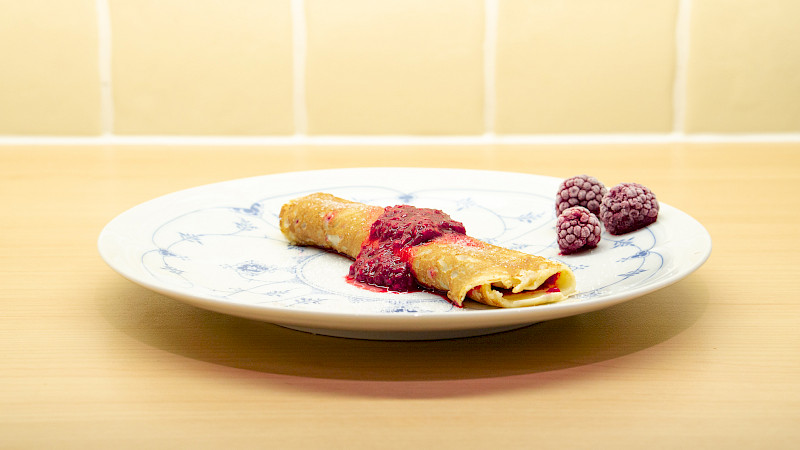 Pfannkuchen mit selbstgemachter Himbeermarmelade