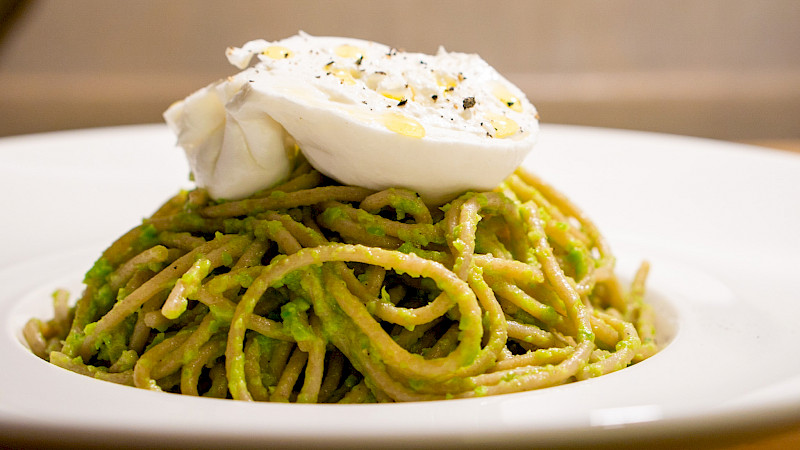 Vollkornspaghetti mit Erbsenpesto und Burrata
