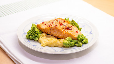 Lachs mit Kartoffel-Sellerie-Stampf und Romanesco