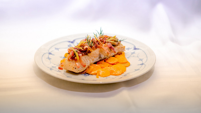 Lachsfilet mit glasierten Karotten und Essigzwiebeln