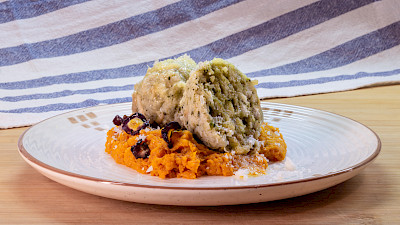 Südtiroler Mangold-Spinat-Knödel auf Karottenpüree