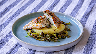 Hühnchen auf cremiger Polenta und gedünstetem Lauchgemüse