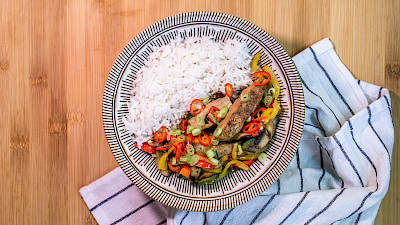 Tofu mit Wok-Gemüse und Reis